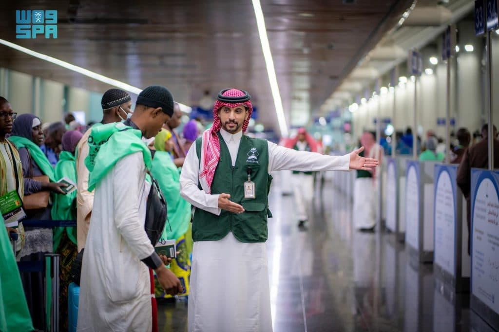 تم إنهاء إجراءاتهم بيسر وسهولة.. وصول أول أفواج ضيوف الرحمن من جمهورية مالي لأداء مناسك الحج إلى مطار المدينة المنورة