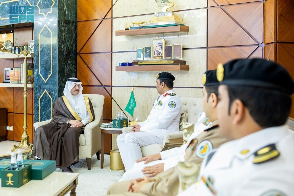 اطلع على أبرز جهوده في أعمال الرصد والمراقبة.. أمير الشرقية يستقبل قائد حرس الحدود بالمنطقة وعددًا من قياداته