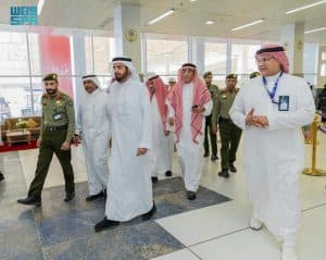 استقبل إحدى رحلات المستفيدين منها.. وزير الحج والعمرة يزور صالة مبادرة “طريق مكة” بمطار الملك عبدالعزيز الدولي بجدة