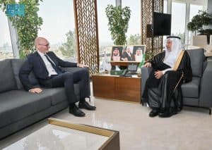 ناقشا الجهود الإغاثية والإنسانية.. الدكتور عبدالله الربيعة يلتقي سفير بريطانيا لدى المملكة