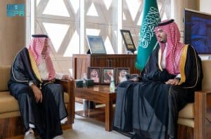 محافظ الدرعية يستقبل وفدًا من أسرة السالم