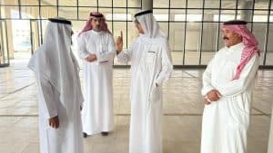 محافظ شقراء يقف ميدانياً على جامع المانع بعد إعادة بنائه