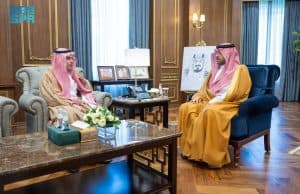 ثمّن الجهود المبذولة لتسهيل الخدمات على المستفيدين.. أمير الحدود الشمالية يستقبل مدير الأحوال المدنية بالمنطقة