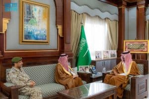 استمع إلى برامجها التطويرية الهادفة لتعزيز كفاءة الرعاية الطبية.. أمير منطقة المدينة المنورة يستقبل مدير إدارة الخدمات الصحية بوزارة الدفاع