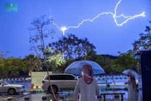 الأمطار الغزيرة والبروق ترسم مشاهد جمالية في عسير