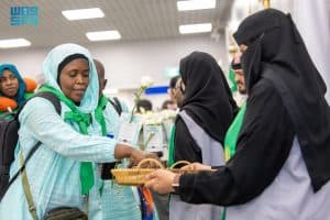 وصول أولى رحلات مستفيدي مبادرة “طريق مكة” من مطار بليز دياغني الدولي بالسنغال إلى مطار الأمير محمد بن عبدالعزيز الدولي بالمدينة المنورة