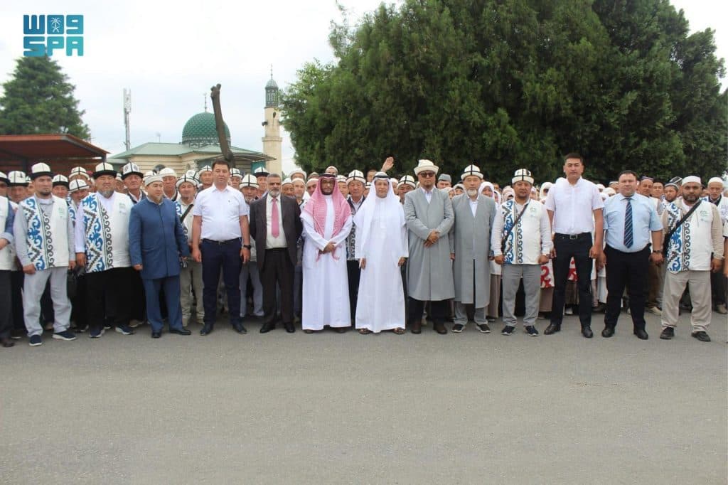 سفير خادم الحرمين بقرغيزيا في مقدمة مودعيهم.. مغادرة الفوج الأول من الحجاج القرغيزيين إلى المملكة لأداء مناسك الحج