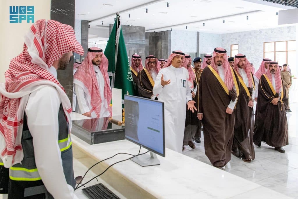 أمير المدينة المنورة يتفقد مركز الترحيب واستقبال الحجاج على طريق الهجرة