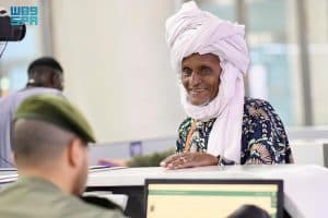 جوازات مطار الأمير محمد بن عبدالعزيز تستقبل أولى رحلات ضيوف الرحمن من بنين القادمين لأداء فريضة الحج