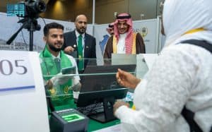 القائم بأعمال سفارة المملكة في السنغال يزور صالة “مبادرة طريق مكة” بمطار بليز دياغني الدولي