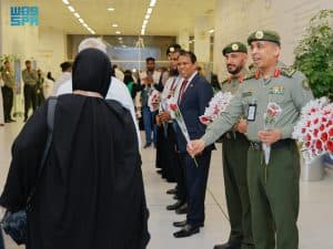 تم استقبالهم بالورود والهدايا.. وصول أول أفواج ضيوف الرحمن المالديفيين المستفيدين من مبادرة “طريق مكة” إلى مطار جدة