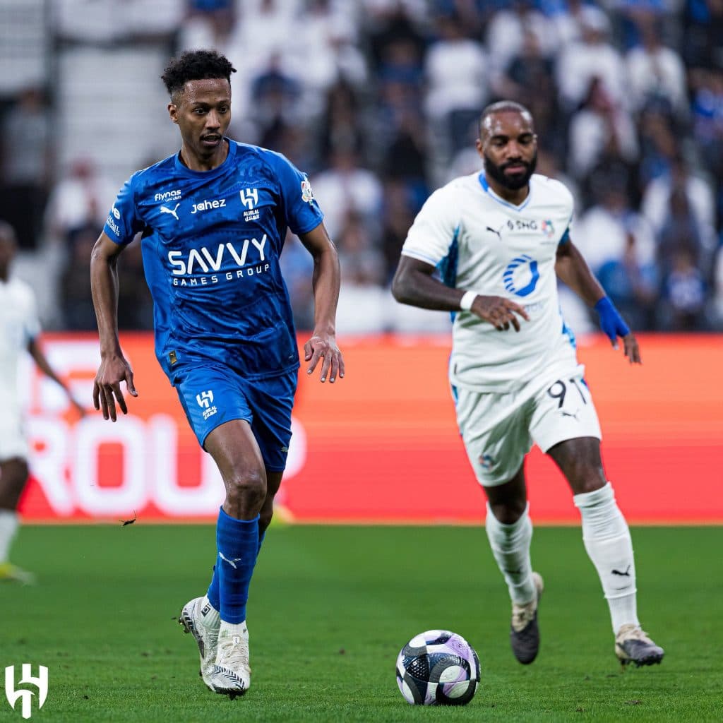 الهلال يؤجل حسم لقب الدوري إلى الجولة الأخيرة بثنائية في شباك نيوم