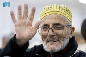 لم ينسَ قلبه شوق البيت العتيق.. حاج مغربي يناهز الـ100 عام يغادر لأداء مناسك الحج عبر مبادرة “طريق مكة”