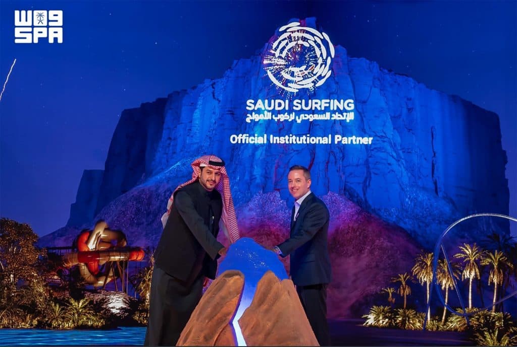 الاتحاد السعودي لركوب الأمواج وأكواريبيا يطلقان رياضة ركوب الأمواج في الرياض