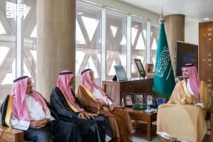 الأمير راكان بن سلمان يستقبل وفدًا من أسرة الشعلان