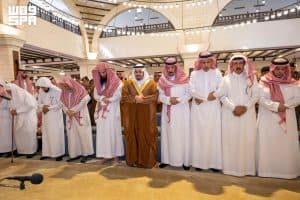 نائب أمير منطقة الرياض يؤدي صلاة الميت على ناصر العتيبي