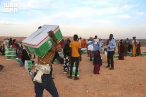 مركز الملك سلمان للإغاثة يوزع 400 سلة غذائية بالصومال