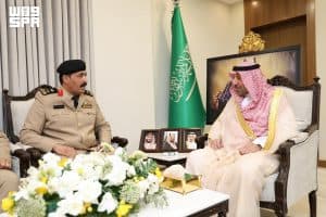 أمير نجران يستقبل قائد حرس الحدود بالمنطقة ويقلّد عددًا من الضباط رتبهم الجديدة