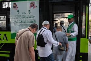 “الشؤون الإسلامية” تُسيّر أكثر من 50 رحلة ترددية يوميًا لنقل ضيوف برنامج خادم الحرمين الشريفين إلى المسجد الحرام