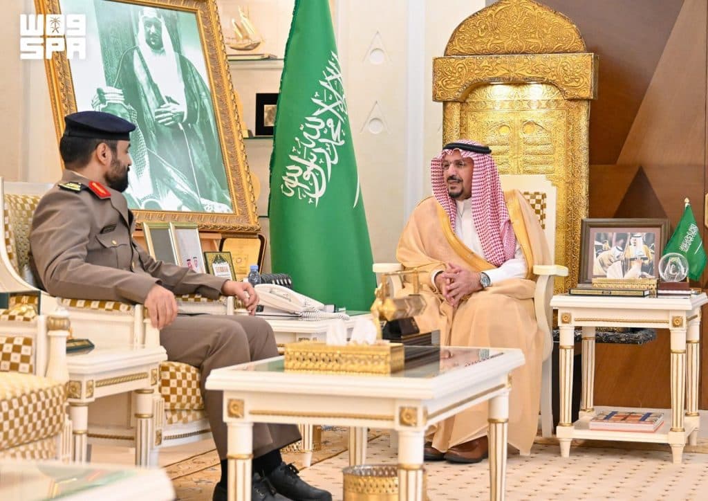 أمير القصيم يقلّد مدير الدفاع المدني بالمنطقة رتبة لواء