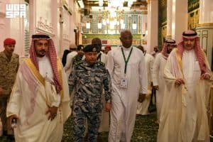 رئيس وزراء غينيا يزور المسجد النبوي الشريف ويتشرف بالسلام على النبي الكريم وصاحبَيه