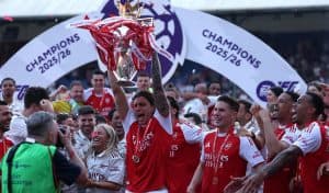 أرسنال يتوج بدرع الدوري الإنجليزي بعد غياب 22 عاما