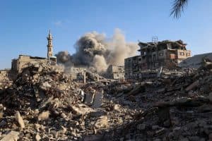 أوقعت 10 مصابين آخرين.. استشهاد شاب وزوجته وطفلهما في غارة إسرائيلية على إحدى البنايات السكنية بغزة