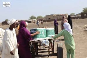 مركز الملك سلمان للإغاثة يوزع (1.000) سلة غذائية في السودان