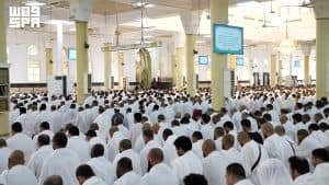 حجاج بيت الله الحرام يؤدون صلاتي الظهر والعصر بمسجد الخيف وسط منظومة متكاملة من الخدمات