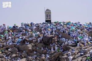جبل الرحمة يرسم ملحمة الدعاء والخشوع وسط منظومة خدمات متكاملة