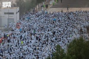 حجاج بيت الله الحرام ينفرون من عرفات إلى مزدلفة