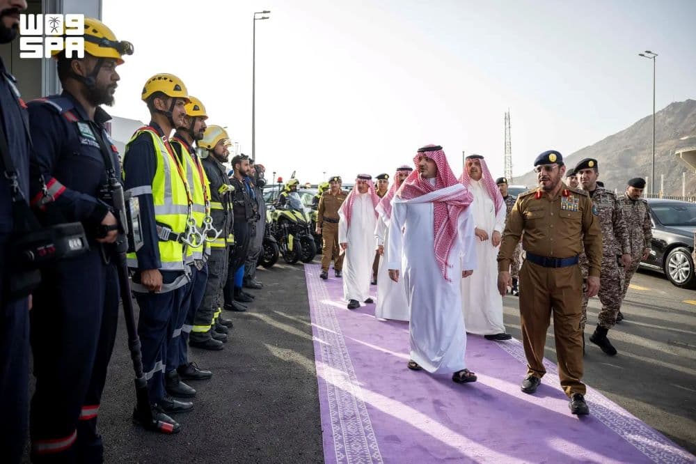 الأمير عبدالعزيز بن سعود يتفقد وحدات الدفاع المدني في مشعر منى
