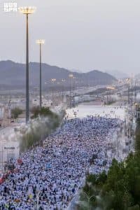 نفرة مزدلفة.. الحجاج يسلكون أطول طريق مشاة في العالم