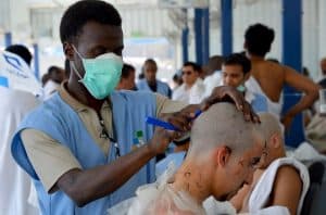 حفاظًا على سلامتهم ليكملوا نسكهم بصحة وعافية.. “الصحة” تدعو ضيوف الرحمن إلى تجنب مشاركة أدوات الحلاقة منعًا لانتقال العدوى