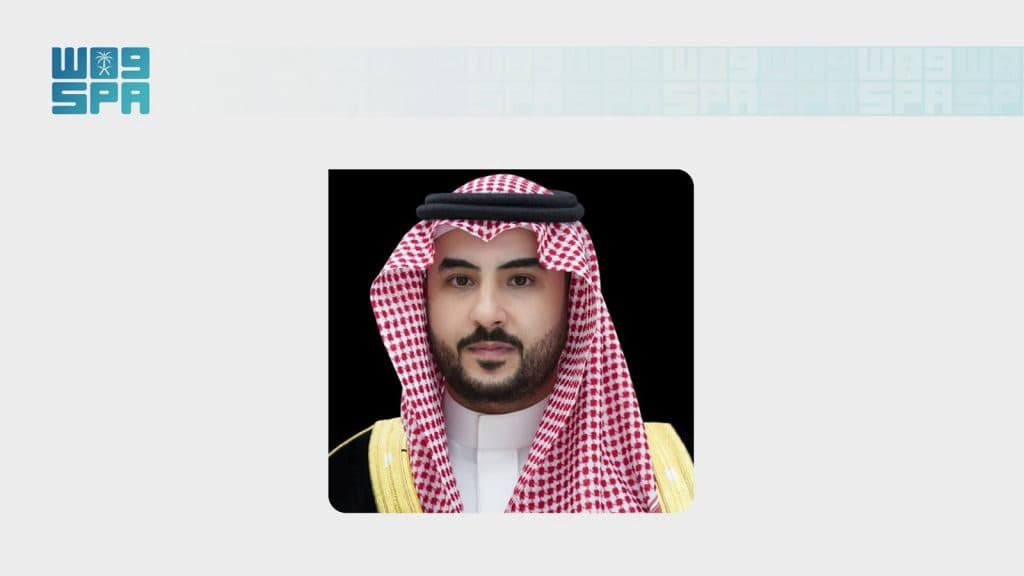 وزير الدفاع يهنئ القيادة بمناسبة عيد الأضحى المبارك