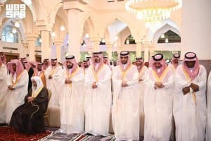 أمير منطقة جازان ونائبه يؤديان صلاة عيد الأضحى مع جموع المصلين ويستقبلان المهنئين