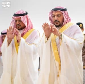 أمير منطقة القصيم ونائبه يؤديان صلاة عيد الأضحى مع جموع المصلين