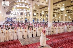 أمير منطقة الرياض ونائبه يؤديان صلاة عيد الأضحى مع جموع المصلين ويستقبلان المهنئين