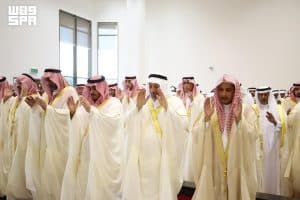 أمير نجران ونائبه يؤديان صلاة عيد الأضحى مع جموع المصلين ويستقبلان المهنئين