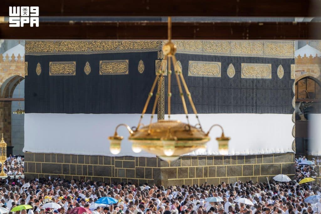 آمنين مطمئنين وبانسيابية تامة.. حجاج بيت الله الحرام يؤدون طواف الإفاضة بعد الوقوف بعرفات ورمي جمرة العقبة الكبرى