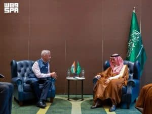 وزير الخارجية يبحث مع نظيره الهندي العلاقات الثنائية بين البلدين