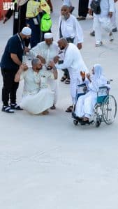 {وبالوالدَيْن إحْسَانًا}.. الحج يسمو بأرواح الأبناء فيحملون آباءهم وأمهاتهم على الأكتاف ليكملوا نُسكهم