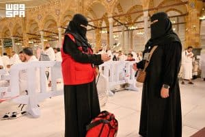 تتضمن تنظيم الحشود والإرشاد والتوجيه والإسعاف.. المرأة السعودية تقدم خدمات جليلة للحاجات والزائرات بأروقة المسجد الحرام