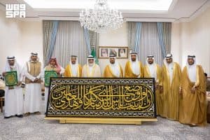 نيابةً عن خادم الحرمين الشريفين.. نائب أمير مكة المكرمة يُسلّم كسوة الكعبة المشرفة لسدنة بيت الله الحرام
