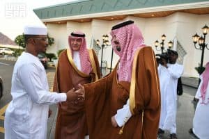 أمير المنطقة في مقدمة مودعيه.. رئيس جمهورية تشاد يغادر المدينة المنورة