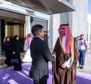 الأمير سعود بن مشعل بن عبدالعزيز في مقدمو مودعيه.. نائب رئيس جمهورية المالديف يغادر جدة