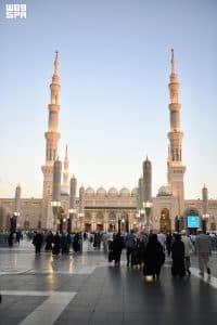 في أجواء يسودها الأمان والسكينة.. ضيوف الرحمن يتوافدون إلى المسجد النبوي الشريف بعد إتمامهم مناسك حج هذا العام
