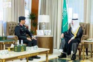 أمير الشرقية يستقبل مدير مركز العمليات الأمنية الموحدة (911) بالمنطقة وعددًا من منسوبيه