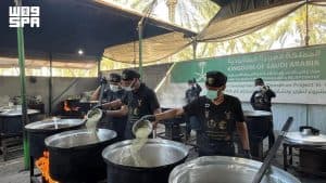 مركز الملك سلمان للإغاثة يوزع (25,000) وجبة في قطاع غزة