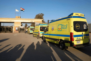 معبر رفح البري يستقبل 81 جريحًا ومريضًا ومرافقًا فلسطينيًا